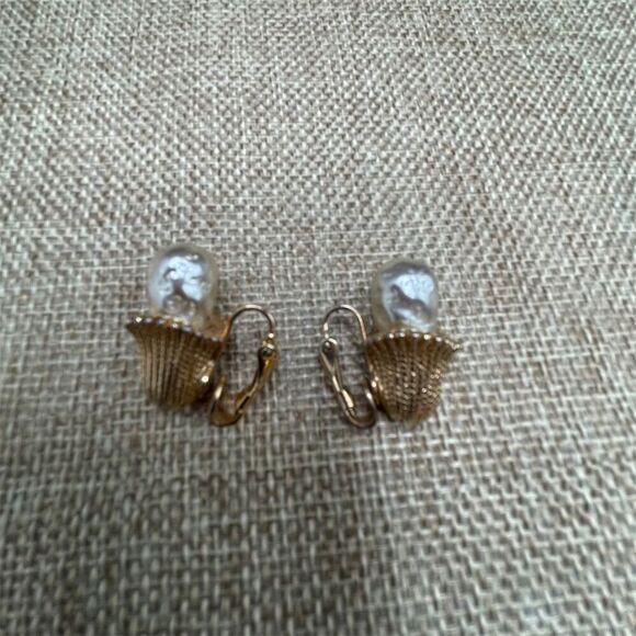 Vintage Gold Tone Clip-On Baroque Pearl Earrings calla lily flower - Picture 4 of 6